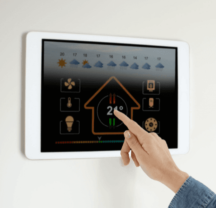 Ein an der Wand montiertes IPad für ein Smarthome