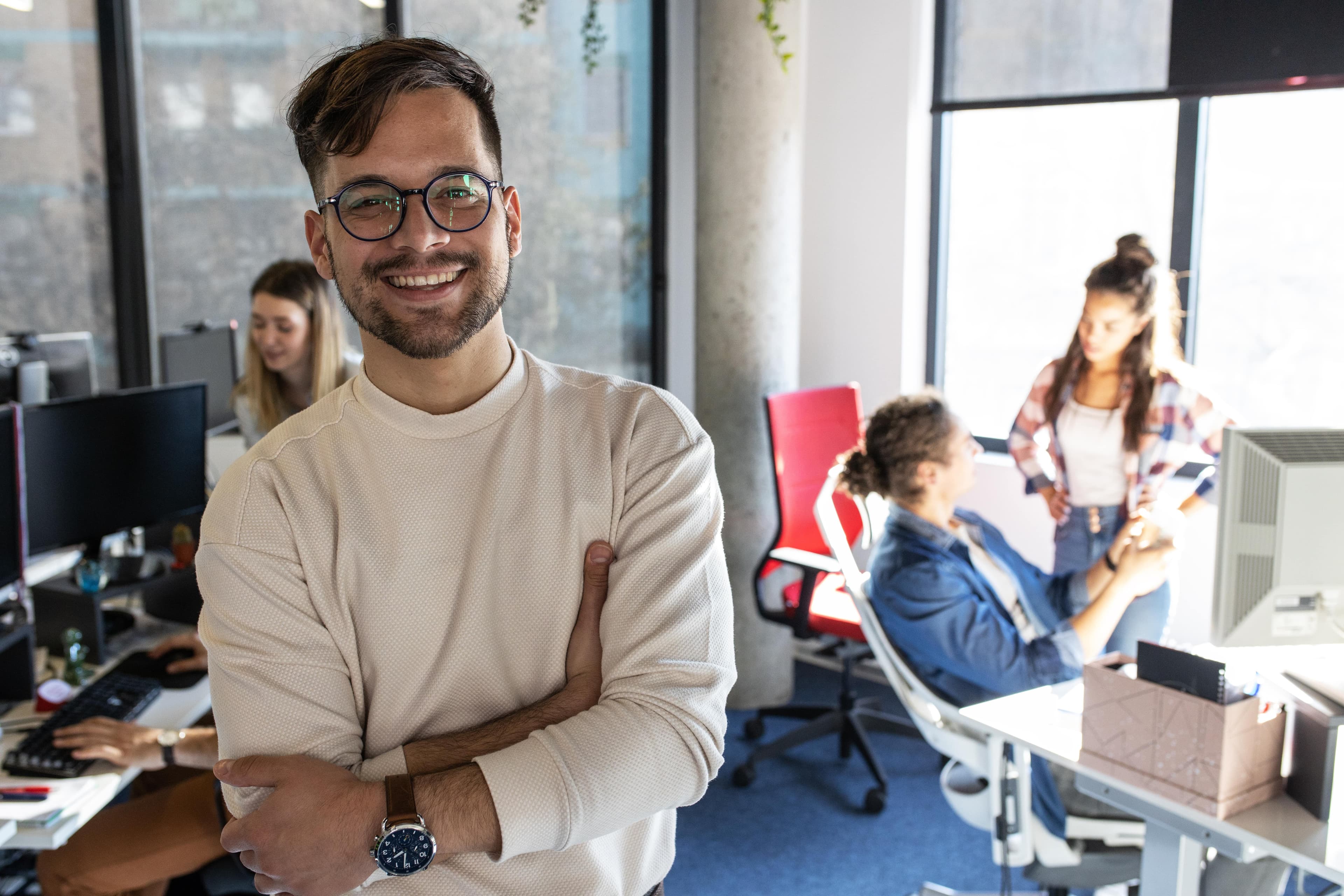 Lachende Mitarbeiter Gruppe in einem Büro