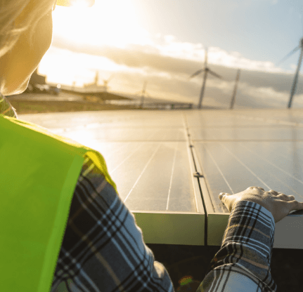 Photovoltaikanlagen und Windräder in einem Sonnenuntergang