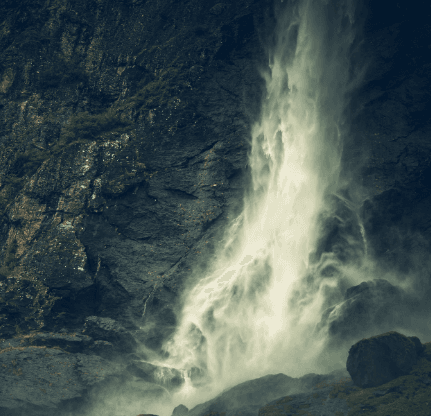 Ein Wasserfall aus einem Berg